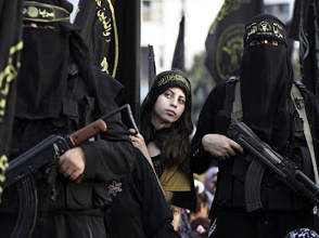 islamic state female fighters with kalashnikov