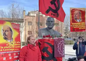 il centenario della morte di lenin nostalgia bandiere e palle di neve