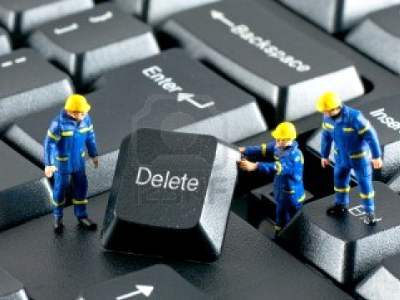 11272873 squadra di operai edili lavorare con il tasto canc sulla tastiera di un computer