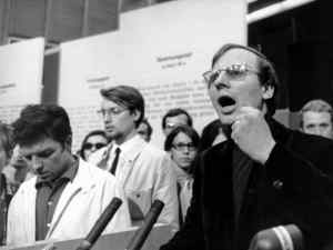 l portavoce dellUnione degli Studenti Socialisti SDS Hans Jurgen Krahl r al leggio. Il 28 maggio 1968 nella Grand Broadcasting Hall dellHessisc 940x704
