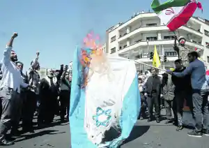 Iran bandiera israeliana bruciata.jpg