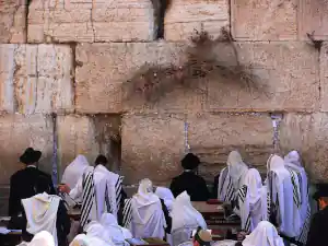 Jews pray in the Western Wall 1 result