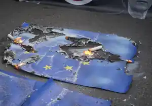 Unione europea nuova bandiera bruciata.jpg