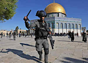 al aqsa israeli forces aim baton 15apr2022 afp edit 768x512 1