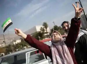 donna esulta in siria.jpg