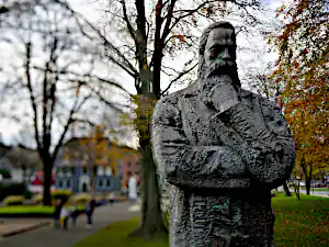 engels frame.jpg