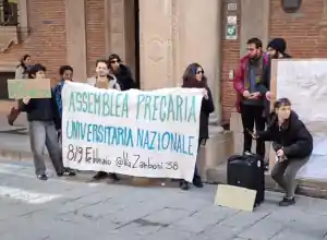 la protesta dei ricercatori ci tagliano gli assegni.png