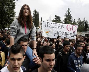 27pol2f01-cipro-protesta-troika-studenti-reuters