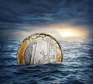 euro moneta che affonda acqua euro concetto di crisi 30021193