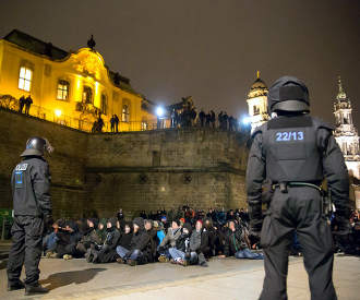 sitzblockadepegida-608x400