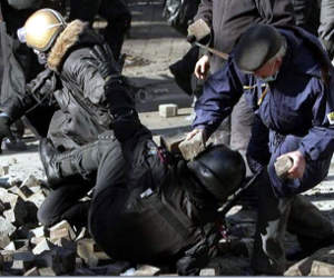 kiev old man bashed cop with brick5