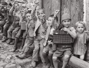 bambini pugno chiuso