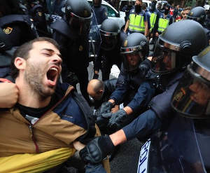 policia nacional carga escuela