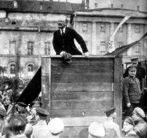 Lenin nel 1920 mentre arringa la folla a Mosca nella piazza Sverdlov