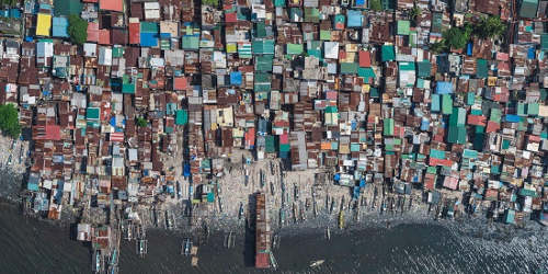 a photographer captured these shocking photos of one of the worlds most densely populated slums