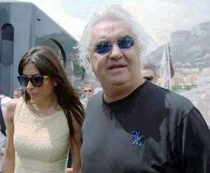 flavio briatore bacia una mora