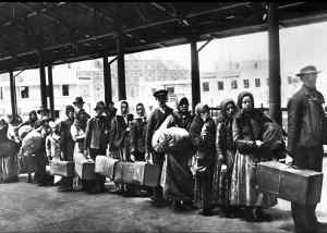 COPERTINA Migranti a Ellis Island 1892