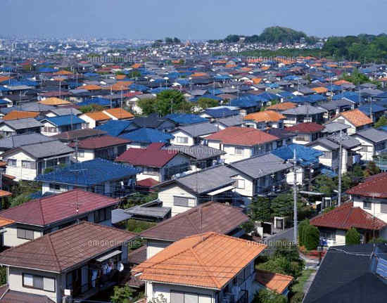 Un esempio di quartiere residenziale giapponese dove nonostante un’altissima densità abitativa, ogni casa è isolata e non c’è nessun senso comunitario. image7