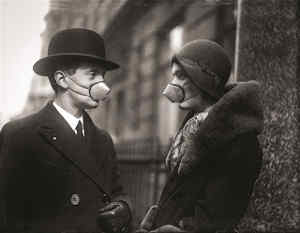 un uomo e una donna a londra indossano una mascherina che copre naso e bocca disegnata per prevenireil contagio 2652f95e 800x621